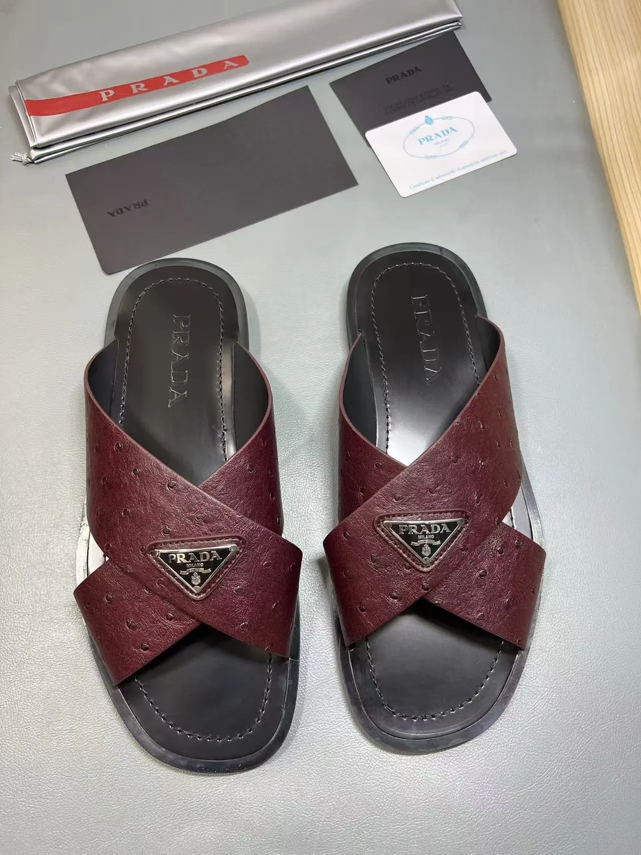 340💰PRADA Prada’s latest slippers are synchronized with the official website. This slipper is made of the brand’s unique and iconic Saffiano leather. The brand logo jumps out from the double straps, and the brand style is clearly visible. Cowhide gives men elegant charm and functional design, making it an ideal choice for vacation and leisure. Size:38-45